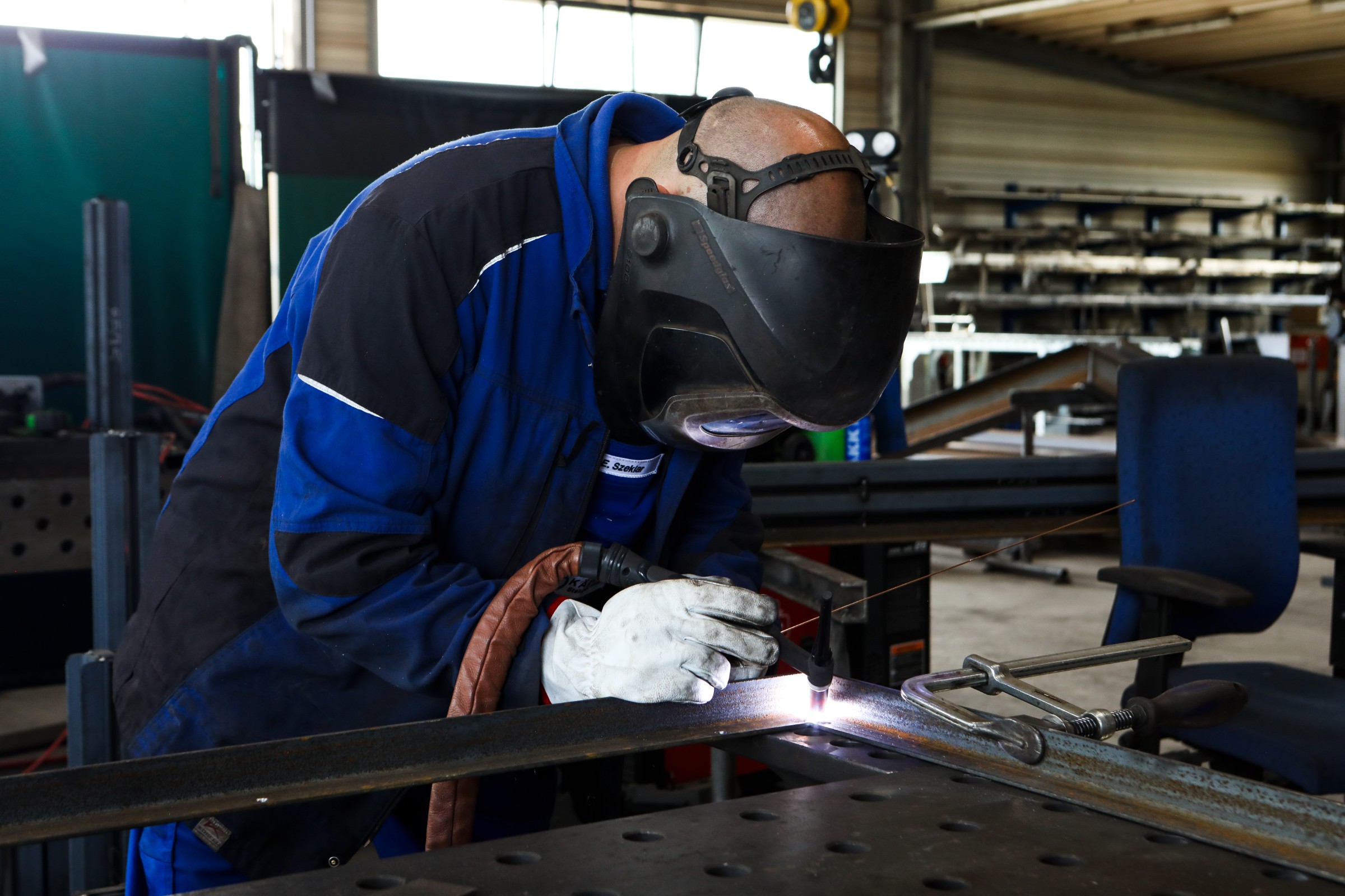 Schweißer bei KÄßLER Stahlbau